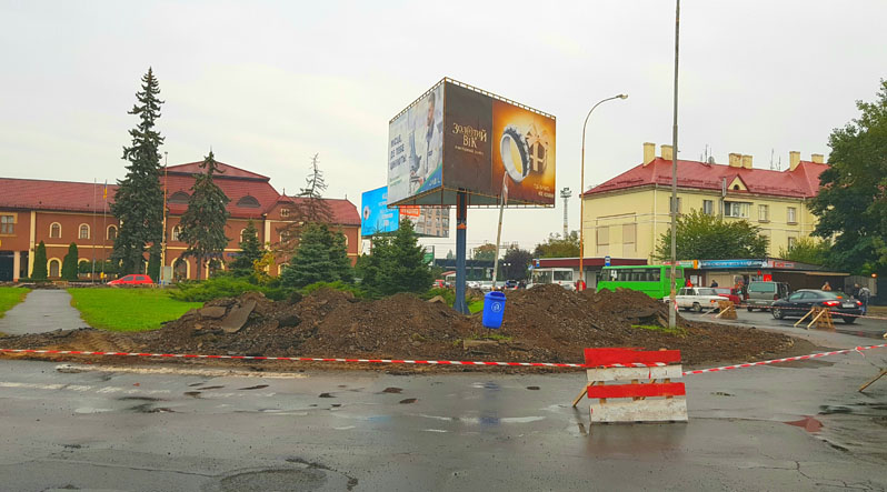 В Ужгороді вже кілька днів триває реконструкція площі Георгія Кирпи.

