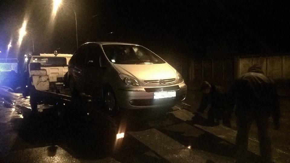На вулиці Шумній в Ужгороді патрульні поліцейські помітили автомобіль Citroen Xsara , котрий стояв посеред дороги, перешкоджаючи руху автомобілів.