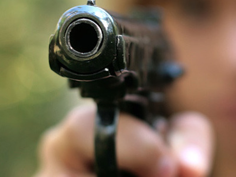 Сотрудники Службы безопасности Украины совместно с полицией изъяли четыре пистолета у гражданина России, который постоянно жил в Ужгороде. 