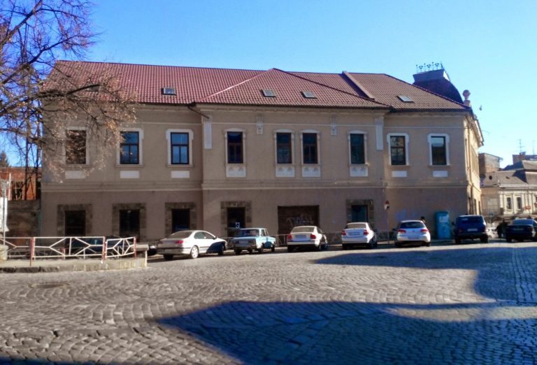 На найближчому засіданні Ужгородської міської ради винесено питання приватизації муніципальної нерухомості, зокрема, історичної будівлі «Червона Ружа» у центрі міста та приміщення колишньої хімчистки.