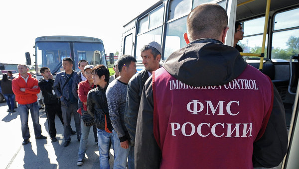 Отведенный гражданам Украины срок для определения своего статуса заканчивается в РФ в понедельник, а с 1 декабря миграционная служба начнет применять к нарушителям санкции.