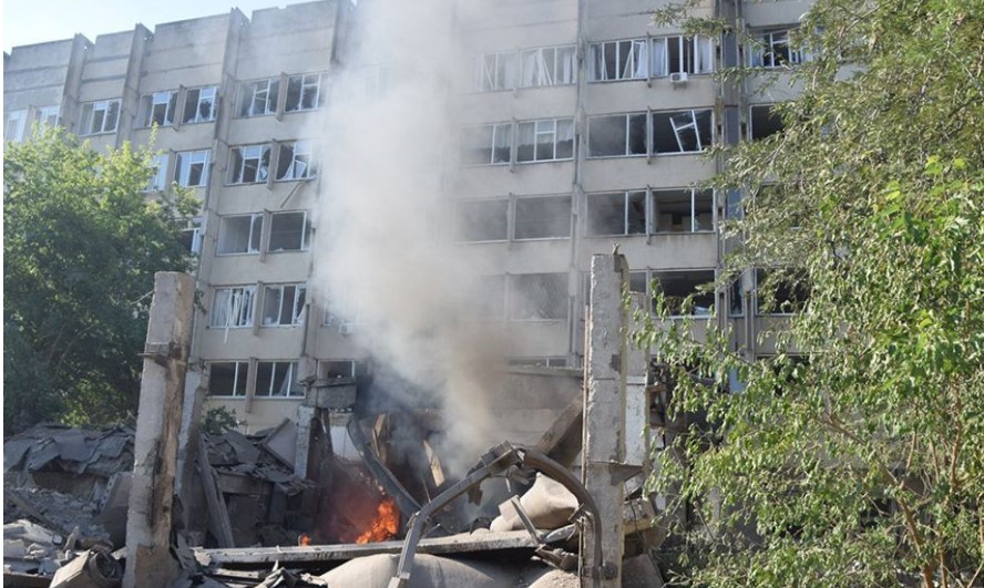 15 липня російські війська обстріляли два найбільші університети Миколаєва. Внаслідок ворожих ракетних ударів по Миколаєву поранено двох людей.