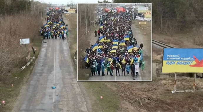 Жителі міста Енергодар у Запорізькій області вийшли на зустріч окупантам із прапорами України та готовністю не пустити ворога в місто. 

