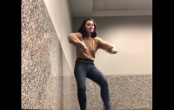Одна з пасажирок, поки чекала свого рейсу, зняла веселе відео з танцем, яке сподобалося мільйонам.
