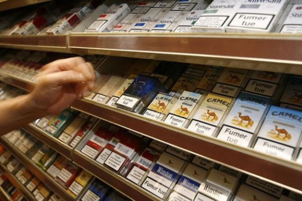 Ужгородские курильщики бьют тревогу. С прилавков магазинов исчезают их любимые сигареты. 