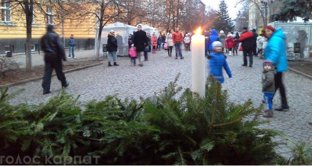  Вже стало доброю традицією за місяць до католицького Різдва запалювати на центральній площі міста кожного тижня до свята по свічці Адвенту.

