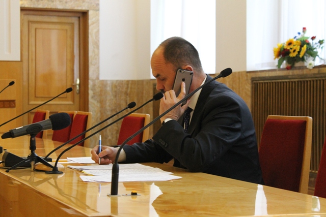 Председатель Закарпатской ОГА на совещании с руководителями районных администраций области решил лично проверить работу районных «горячих» линий.