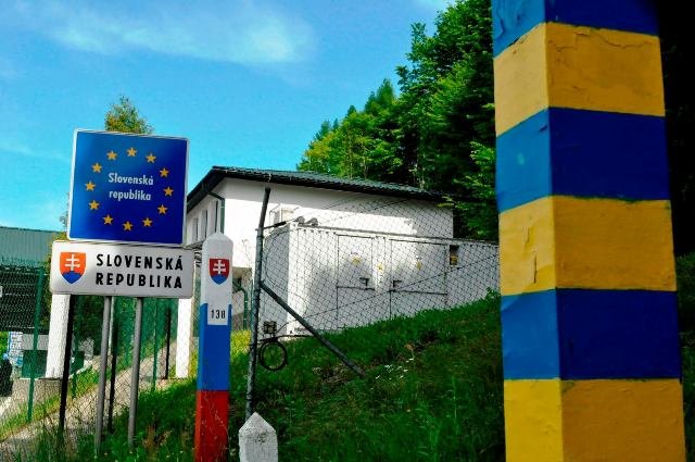 Двоє закарпатців, які сприяли в незаконному переправленні до Словаччини нелегальних мігрантів, опинились під слідством.