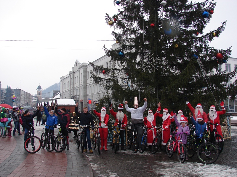 Близько двох десятків велосипедистів, переодягнувшись у новорічні костюми, проїхалися сьогодні, 23 грудня,  центральними вулицями Хуста.
