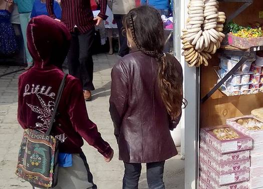 На рынке в г.Тячев работники криминальной милиции по делам детей Тячевского РО УМВД обнаружили двоих детей в возрасте 7 и 10 лет, которые просили у прохожих милостыню. 