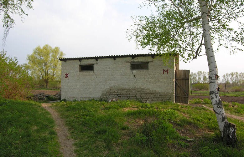 В селі Богдан що на Рахівщині, діти до вбиральні ходять на подвір’ї. Туалет в дуже жахливому стані.