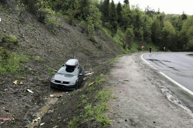 На Закарпатті водій "Фольксвагена" не впорався з керуванням і вилетів з траси у канаву