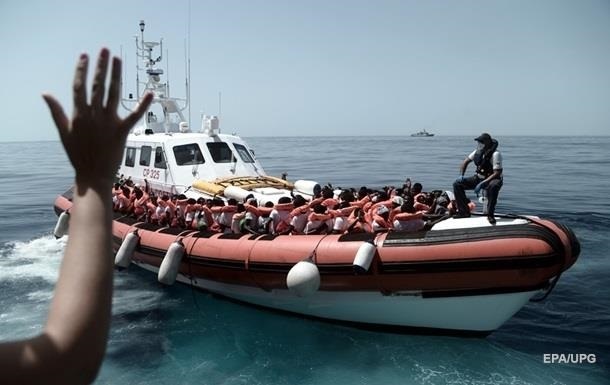 Італійська влада не дозволяє біженцям висадитися без попередньої згоди інших країн ЄС прийняти частину з них.
