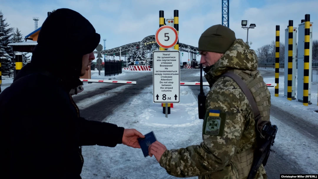 Під час воєнного стану в Україні діють обмеження по перетину державного кордону. Чоловікам, які досягли призовного віку, заборонено покидати межі країни. 