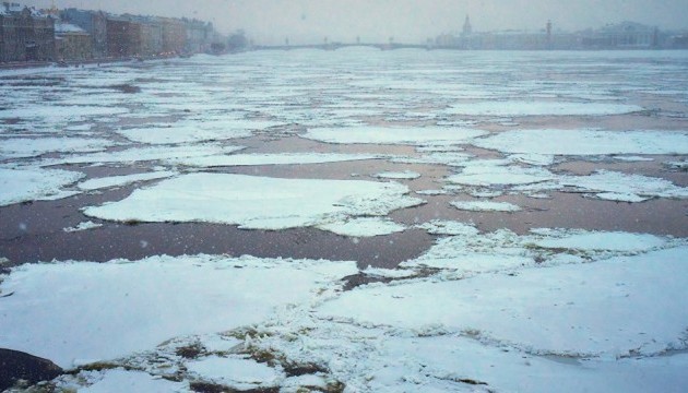 Это произошло вчера, около 16:00, в Мукачево. Патрулям позвонили, что мужчина находится под льдом.