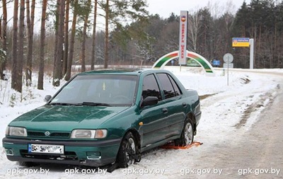 Українці на автомобілі Nissan намагалися без зупинки проїхати через українсько-білоруський кордон.
