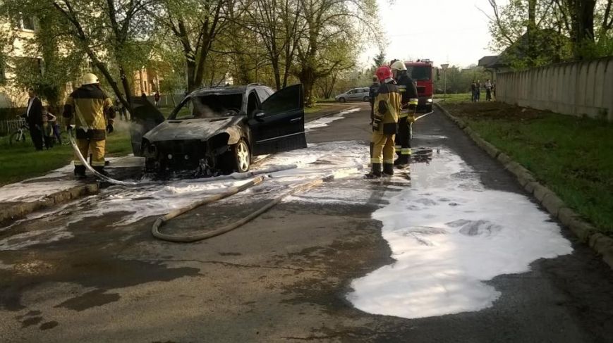 В Ужгороді під управлінням поліції спалили джип "Мерседес" полковника УЗЕ - ЗМІ / ФОТО