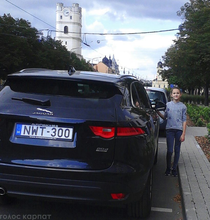 Одна из победительниц конкурса юных талантов “Виртуозы” Эстер Голожої получила в подарок автомобиль марки “Ягуар”.