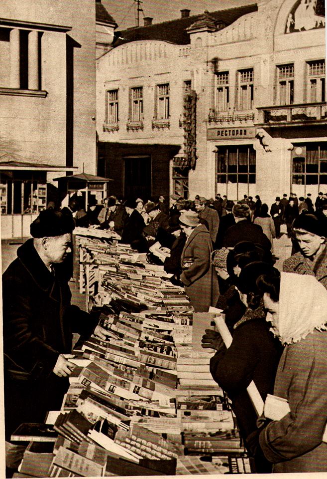 Книги на площі Театральній продавали щотижня.