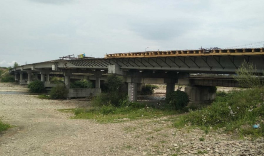 Цього року відновлено роботи з будівництва мосту через річку Теребля в селі Буштино Тячівського району.