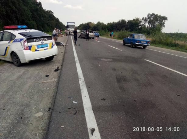 В результаті лобового зіткнення двох автомобілів на трасі Київ-Чоп травмовані діти п'яти і десяти років.
