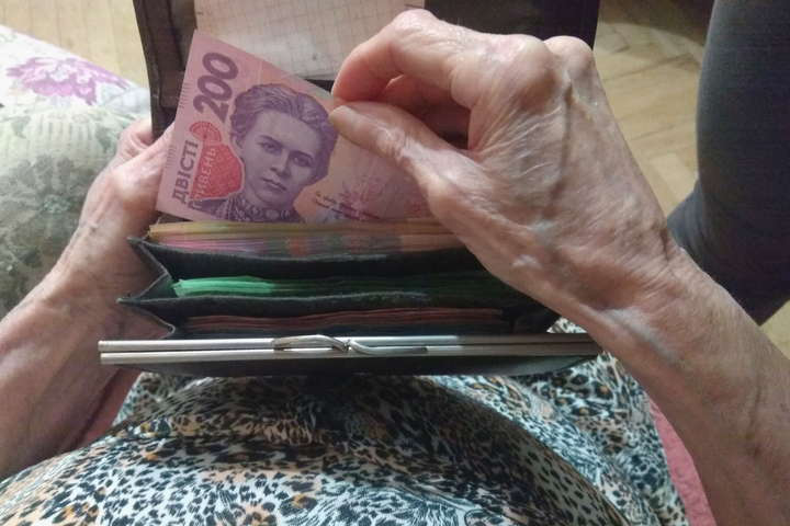 До кінця 2022 року залишилося зовсім небагато, проте українським пенсіонерам варто чекати на черговий етап підвищення пенсій. Проте збільшення виплат помітять не всі.