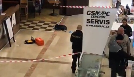 16 лютого, чоловік впав з третього поверху торгового центру Flora, розташованого біля однойменної станції метро. Все сталося всередині будівлі близько 20:00.

