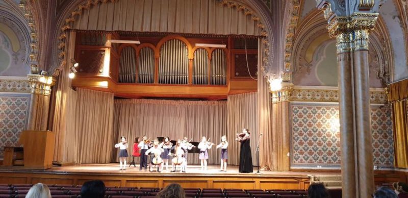 У Закарпатській філармонії провели обласний конкурс виконавської майстерності учнівських струнних ансамблів та струнних оркестрів.