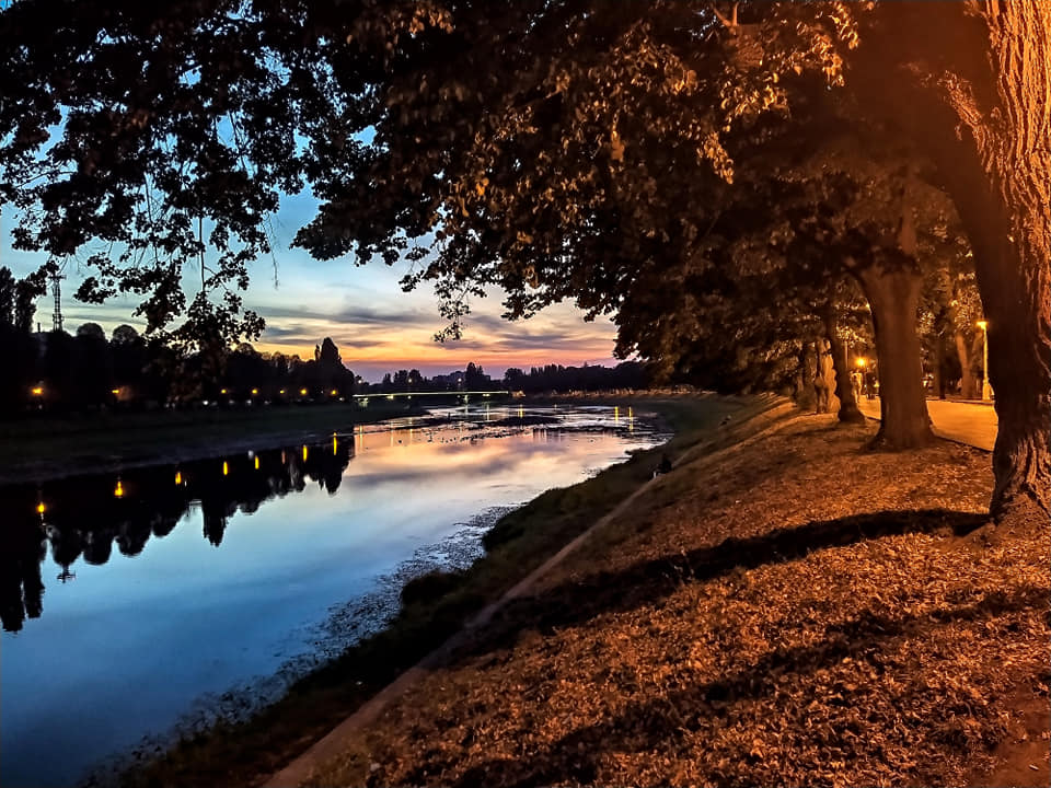 На цих фото зображений дивовижний осінній Ужгород.
Ці світлини наче сповнені тишею та спокоєм, яке гіпнотизує та затягує у свої тенета. 
