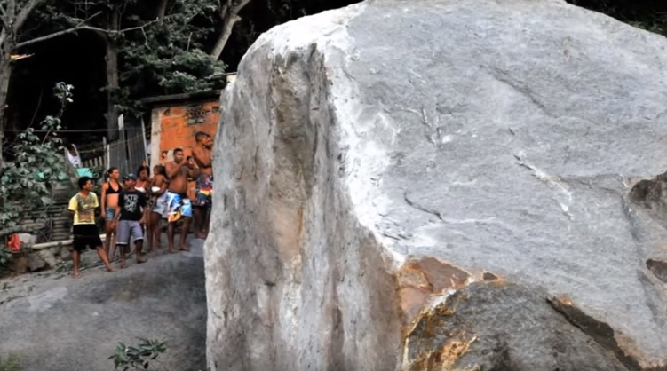 У бразильському місті Віла-Велья оголошено надзвичайний стан після того, як шматок скелі впав на житловий квартал.
