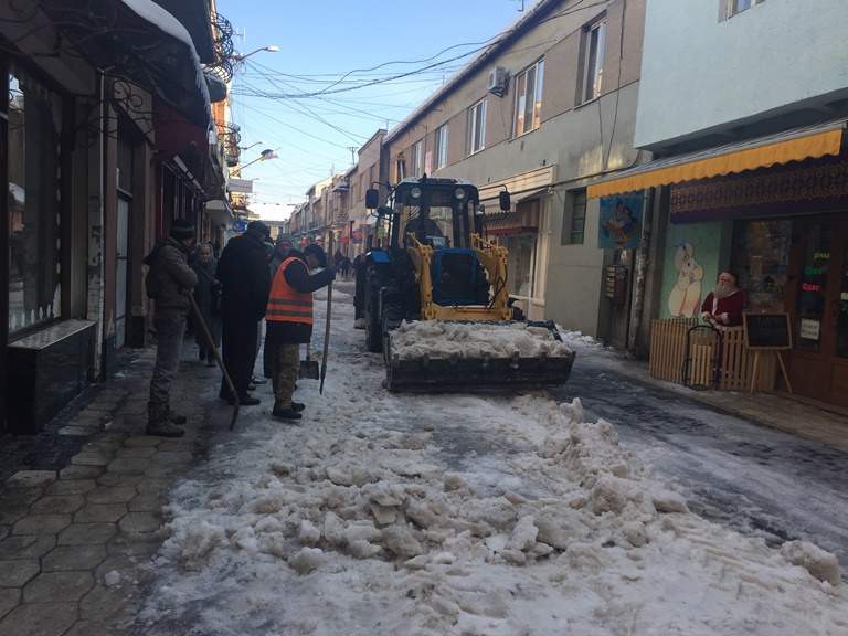 Зранку на вулицях міста працює спецтехніка, яка вивозить сніг з узбічь. 