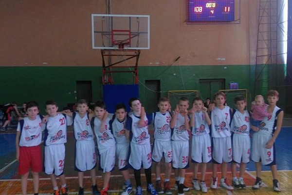 В ужгородському СК Юність відбувся перший тур Всеукраїнської юнацької баскетбольної ліги. До міста над Ужем з’їхались команди з Бара, Вінниці, Івано-Франківська та Рівного.