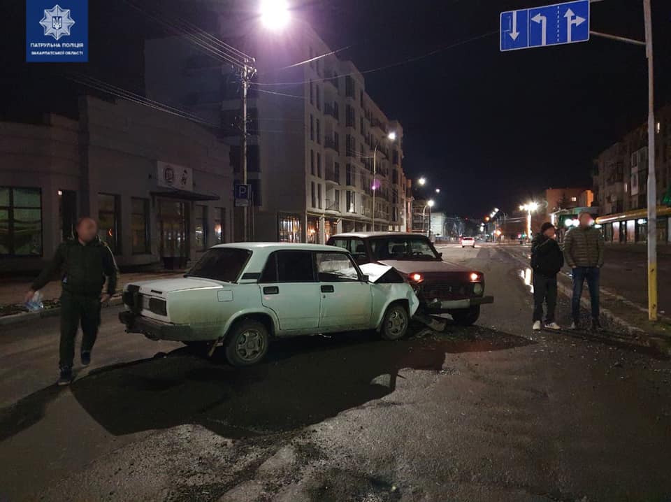 Это событие произошло ночью на улице Капустанской в Ужгороде. На месте происшествия инспекторы выяснили, что водитель АВТОМОБИЛЯ ВАЗ-2121 выехал на встречную полосу и столкнулся с автомобилем ВАЗ-2107.