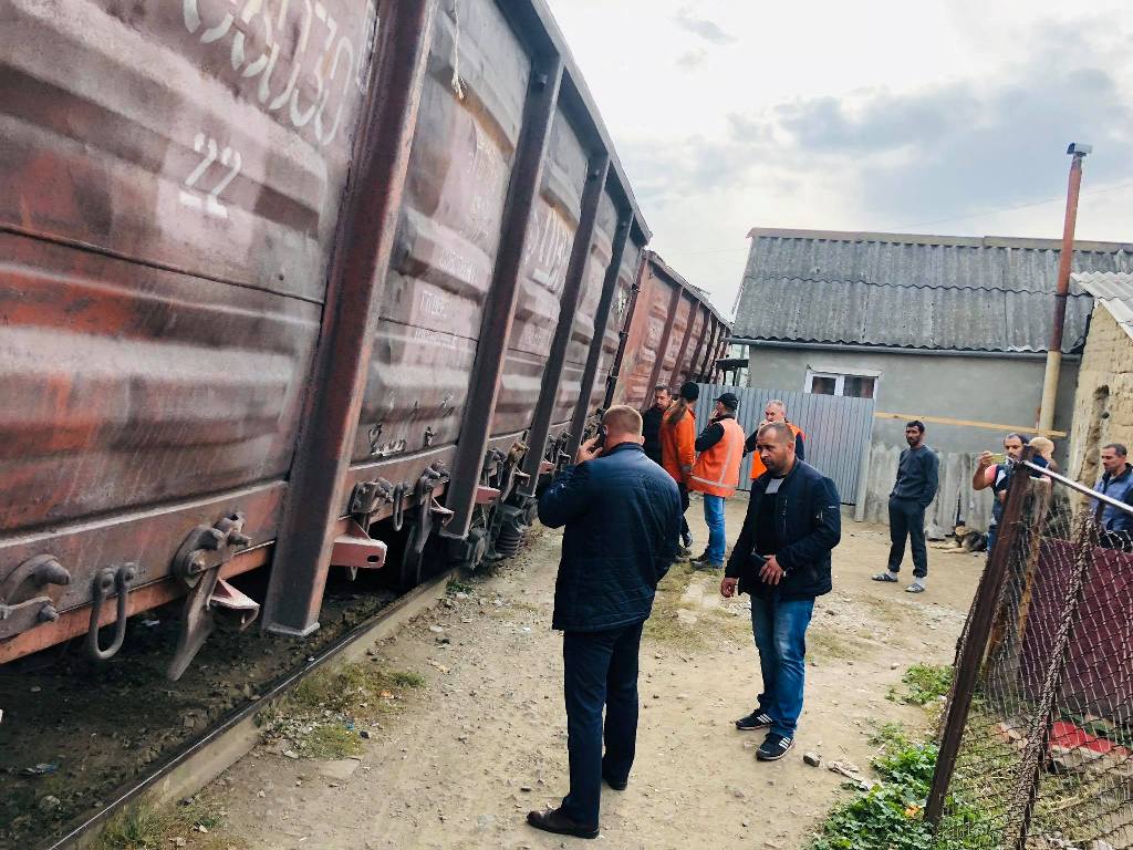 Співробітники поліції Ужгородського відділу вбачають кримінальне правопорушення у факті сходження двох вагонів потяга з колії.
