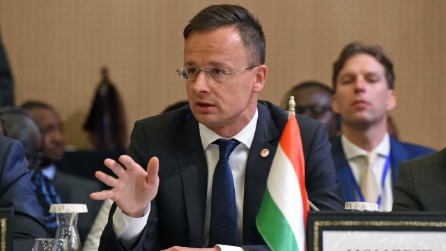 Новосад заявляє про закриття політичних дискусій з Угорщиною щодо мовного питання в школах.