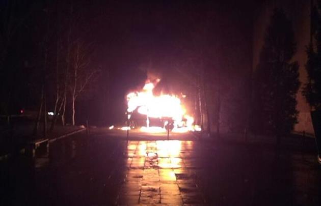 22 січня до рятувальників надійшов виклик на гасіння пожежі в автомобілі «Mercedes-Benz ML 350». Автівка загорілась по вул. Заньковецької в обласному центрі.