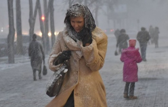 За словами метеоролога, за кілька днів до календарної зими циклон може дістатися до території України. Він викликає снігопади і пониження температури.
