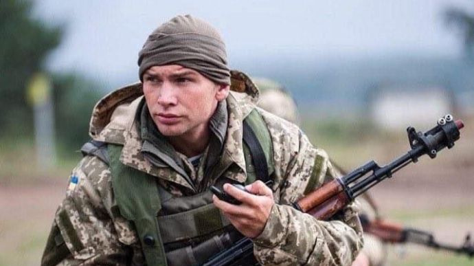 Командир 36-й отдельной бригады морской пехоты майор Сергей Волынский призывает власти в кратчайшие сроки разблокировать Мариуполь как в военном, так и в политическом отношении.