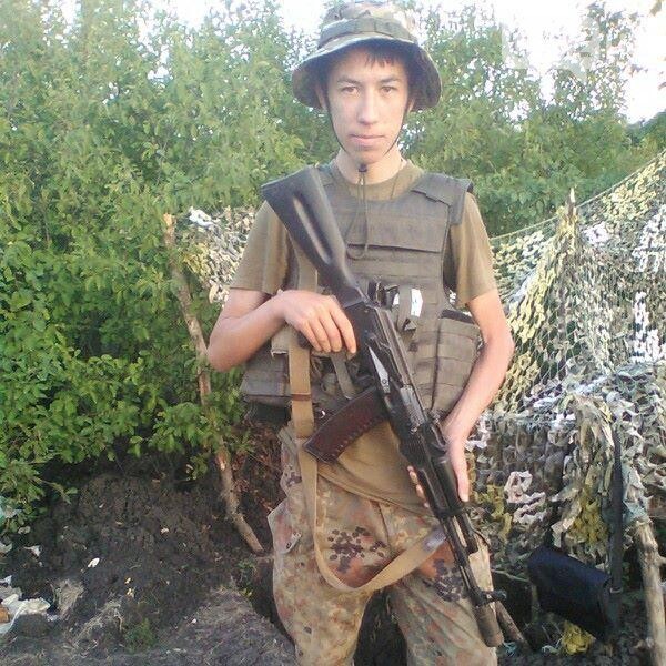 Сьогодні близько пів на 3 ранку біля Горлівки від кулі снайпера загинув 21-річний боєць 1-го гірсько-піхотного батальйону Закарпатської ОГПБ Сергій Гладкий.

