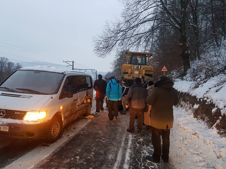За дорожно-транспортное происшествие на выезде из Великого Березного в сторону села Забродь полностью заблокирован проезд автомобильного транспорта.