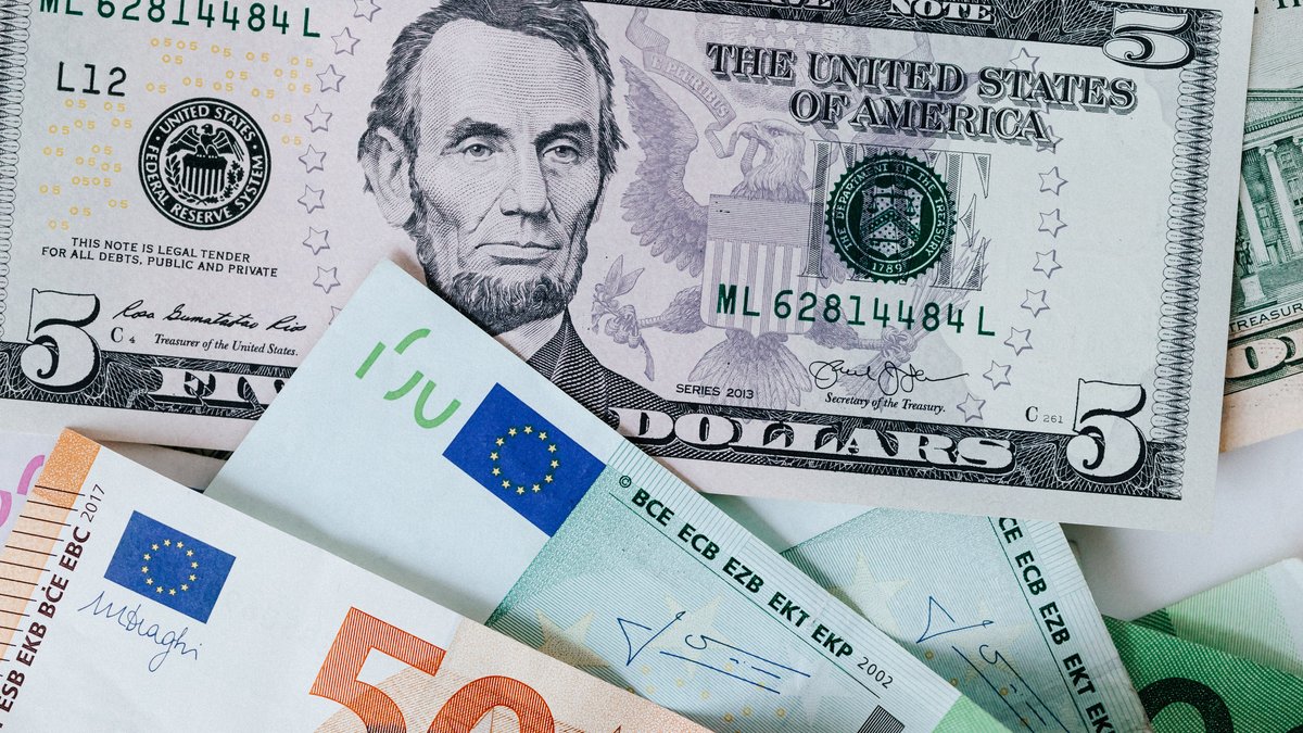 НБУ встановив офіційні курси валют на 19 жовтня 2020 року.