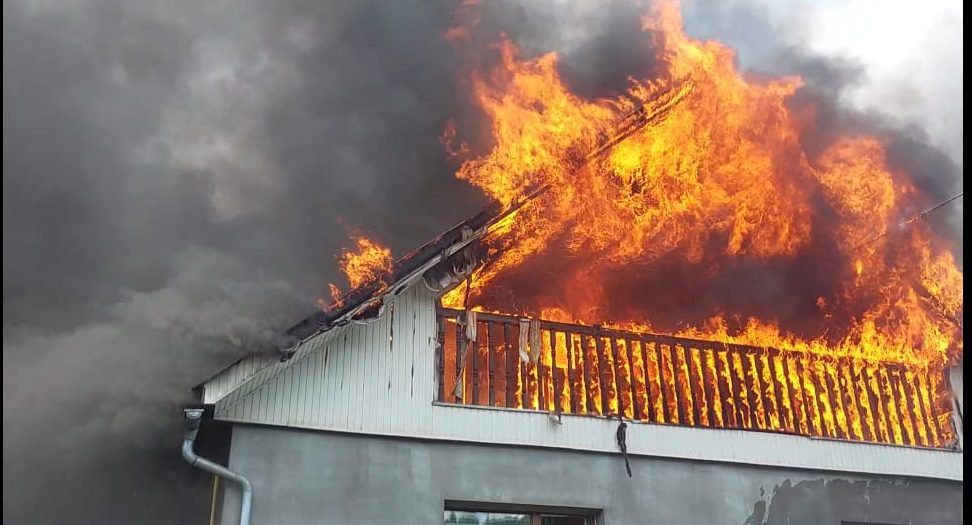 На Берегівщині спалахнула пожежа в житловому будинку