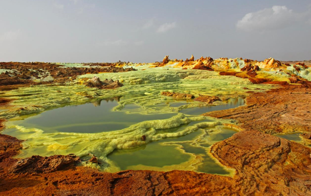 Французькі вчені знайшли найсмертоносніше місце на Землі, де немає життя навіть мікробам. Це долина Даллол на півночі Ефіопії.

