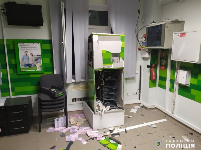 В ніч на 16 лютого у Миколаєві невідомі проникли до відділення банку, підірвали банкомат та викрали понад 250 тисяч гривень.

