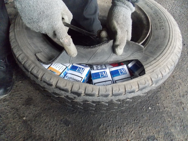 Работники Закарпатской таможни ДФС на таможенном посту «Малый Березный» в транспортном средстве «MERSEDES-BENZ» гражданина Украины обнаружили 216 пачек скрытых табачных изделий.

