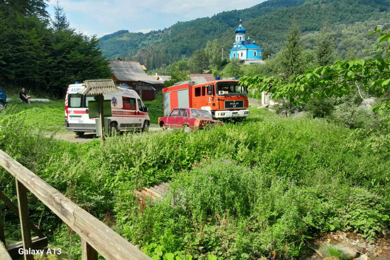 “Скеля Кохання” мало не стала скелею-вбивцею: медики та ДСНСники рятували туристку (ФОТО)