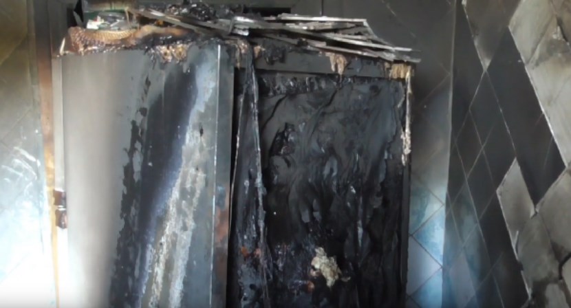 Вогнем пошкоджено холодильник та закопчено стіни.