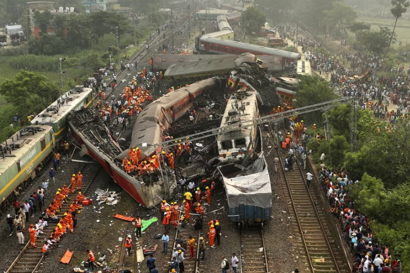 В Індії сталася найбільша залізнична катастрофа за останні роки: загинуло щонайменше 275 людей (ВІДЕО)