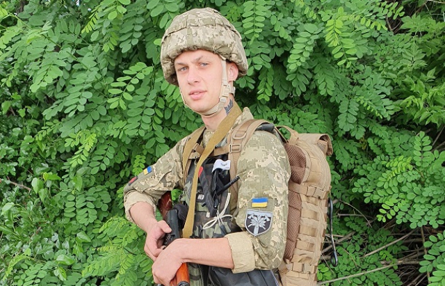 На сторінці Закарпатського легіону розповіли історію солдата 128 окремої гірсько-штурмової бригади, який попри відсутність бойового досвіду рвався захищати Україну від російських окупантів.

