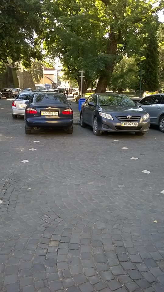 Автівки припарковані прямо на пішохідному переході.